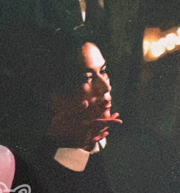 อยากเห็นเครดิตตากล้อง วิชวล อาร์ตได จัดแสง ทุกคนที่เกี่ยวข้อง มือที่เชยคางน้อง นิ้วกรีดกราย แสงที่ตกกระทบบนใบหน้ากับอินเนอร์นั่นคือ อห อยากกราบ 😭😭😭😭😭😭😭😭😭🙏🏻