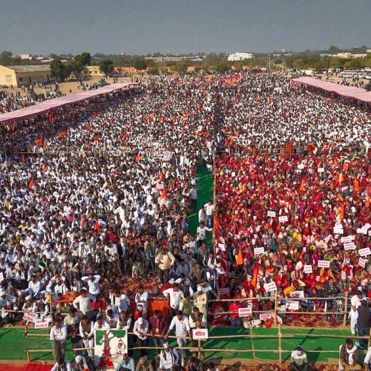 Kumari_Selja's tweet photo. आज राजस्थान में खेजड़ी के संरक्षण का प्रश्न केवल पर्यावरण तक सीमित नहीं है, बल्कि यह जनभावनाओं और आने वाली पीढ़ियों के अधिकारों से सीधे जुड़ा हुआ है।

भाजपा सरकार सोलर प्लांट के नाम पर राजस्थान की जीवनदायिनी खेजड़ी सहित अन्य वृक्षों की अंधाधुंध कटाई कर रही है, जो अत्यंत चिंताजनक और अस्वीकार्य है।

बीकानेर में इसी अन्याय और अत्याचार के विरोध में लाखों लोग आवाज़ उठा रहे हैं और 363 संत आमरण अनशन पर हैं। यह आंदोलन विकास के विरोध का नहीं, बल्कि विनाशकारी और असंवेदनशील नीतियों के विरोध का प्रतीक है।

जब-जब सत्ता ने प्रकृति पर प्रहार किया है, राजस्थान की धरती ने कभी मौन नहीं साधा है। खेजड़ी बचाओ आंदोलन उसी जागरूक चेतना की निरंतरता है, जो हमें हमारी जिम्मेदारी का बोध कराता है।

आइए, हम सभी एकजुट होकर प्रकृति की रक्षा के लिए लड़ी जा रही इस न्यायपूर्ण लड़ाई का साथ दें।
