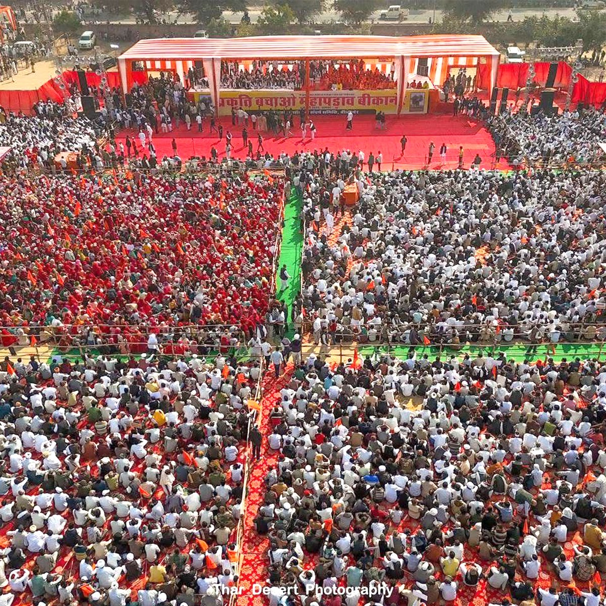 Kumari_Selja's tweet photo. आज राजस्थान में खेजड़ी के संरक्षण का प्रश्न केवल पर्यावरण तक सीमित नहीं है, बल्कि यह जनभावनाओं और आने वाली पीढ़ियों के अधिकारों से सीधे जुड़ा हुआ है।

भाजपा सरकार सोलर प्लांट के नाम पर राजस्थान की जीवनदायिनी खेजड़ी सहित अन्य वृक्षों की अंधाधुंध कटाई कर रही है, जो अत्यंत चिंताजनक और अस्वीकार्य है।

बीकानेर में इसी अन्याय और अत्याचार के विरोध में लाखों लोग आवाज़ उठा रहे हैं और 363 संत आमरण अनशन पर हैं। यह आंदोलन विकास के विरोध का नहीं, बल्कि विनाशकारी और असंवेदनशील नीतियों के विरोध का प्रतीक है।

जब-जब सत्ता ने प्रकृति पर प्रहार किया है, राजस्थान की धरती ने कभी मौन नहीं साधा है। खेजड़ी बचाओ आंदोलन उसी जागरूक चेतना की निरंतरता है, जो हमें हमारी जिम्मेदारी का बोध कराता है।

आइए, हम सभी एकजुट होकर प्रकृति की रक्षा के लिए लड़ी जा रही इस न्यायपूर्ण लड़ाई का साथ दें।
