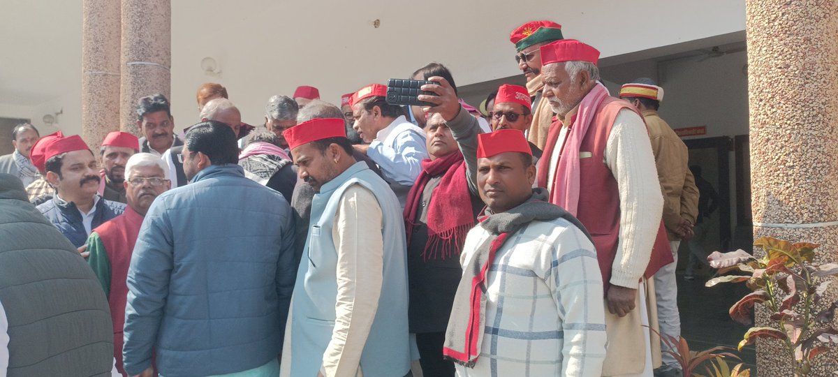 ErPrasadh's tweet photo. आज जिलाधिकारी कार्यालय पर एसआइआर को लेकर ज्ञापन दिया गया। https://t.co/GM4IOig4wB