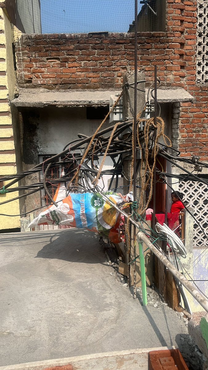 Ashraf4355's tweet photo. श्रीमान से अनुरोध है की इसको ठीक करवाया जाए क्यूंकि इससे हमारे घर के बच्चे भी रिस्क में है । किसी तरह का अनहोनी होने से पहले उसको तुरंत संज्ञान लेना चाहिए ताकि कोई घटना घटित ना हो 

@ESE_Ranchi @JbvnlQ @md_jbvnl @DC_Ranchi @mahuamajilive @JharkhandCMO @JmmJharkhand https://t.co/sdl5LjoUrZ