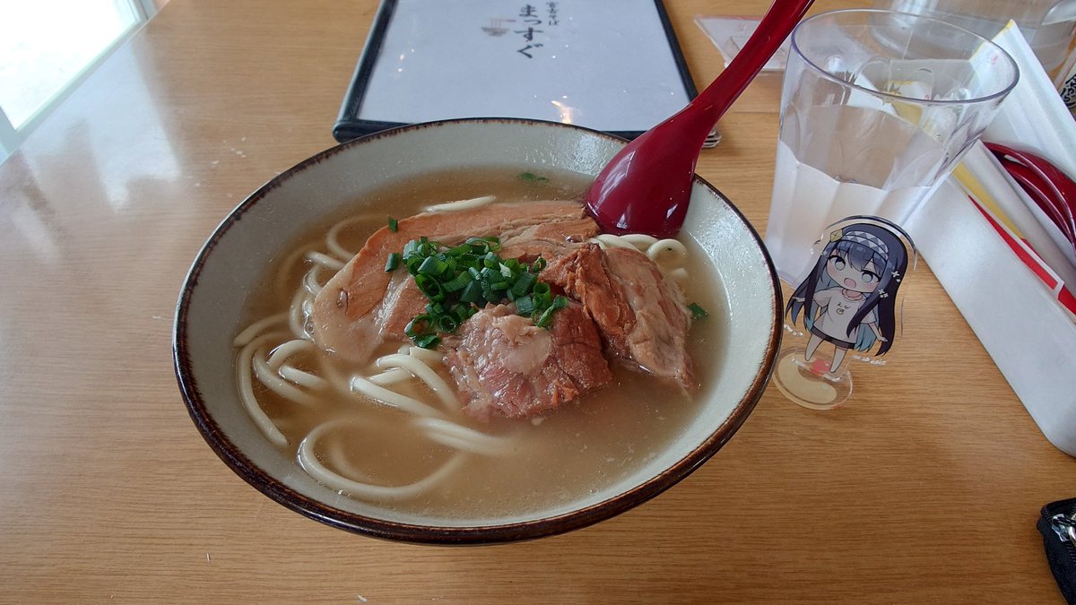 宮古島3️⃣日目
下地島を出発し、#東平安名崎 へ…
灯台の中は、螺旋階段💦
上からの景色は、最高でした✨
(北側は風が強い…🍃)
お昼は、#宮古そば #まっすぐ さんへ
「まっすぐそば🥢」美味しい👍