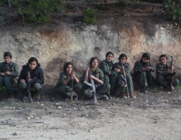 Suriyeli Akl-ı Selim Bir  KÜRT  !

● PKK/YPG Yanlış Yolda.

● 40 Yıldır Yürütülen Bu Yanlış Yoldan Dönüm Artık.

● Biz 40 Yıl Önce Kürt Bilmezdik, Arap, Türk Demezdik. Birbirimize Gider Gelirdik, Oturur kalkardık.

x.com/i/status/20189…