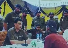 ChotiSheikhni's tweet photo. ماں کے خلاف کارروائی کی درخواست کرنے والا بیٹا :  اٹھو اور چپ کرکے نکل جاؤ، ماؤں کے خلاف درخواست میں دیکھتا ہی نہیں ۔۔۔۔ 
جناب میری بات تو سنیں : ماں نے مجھے گھر سے نکال دیا ہے اور گھر داخل ہونے سے بھی منع کیا ہے ۔۔۔
ڈی پی او احمد محی الدین: جدھر مرضی جاؤ ، جو مرضی کرو ، کسی دارالامان میں زندگی گزارو، کرائے پر کمرہ لے لو ۔۔۔تم نے ماں کا دل دکھایا ہے ، ان کی نافرمانی کی ہے اور اب ان کے خلاف کارروائی کرانے آگئے ہو ۔۔۔۔میرا مشورہ مانو ، دل سے توبہ تا��ب ہو جاؤ ، جا کر گھر کے دروازے پر بیٹھ جاؤ ، ماں سے معافی مانگو ، بار بار مانگو ، ہفتہ ، مہینہ ، سال ۔۔ معافی مانگتے رہو ، جس دن ماں نے معاف کردیا دنیا اور آخرت دونوں میں کامیاب ہو جاؤ گے ۔۔۔۔
ماں کے خلاف گھر پر قبضے کے درخواست لے کر آنیوالے کو ڈی پی او احمد محی الدین کا انتہائی خوبصورت مشورہ