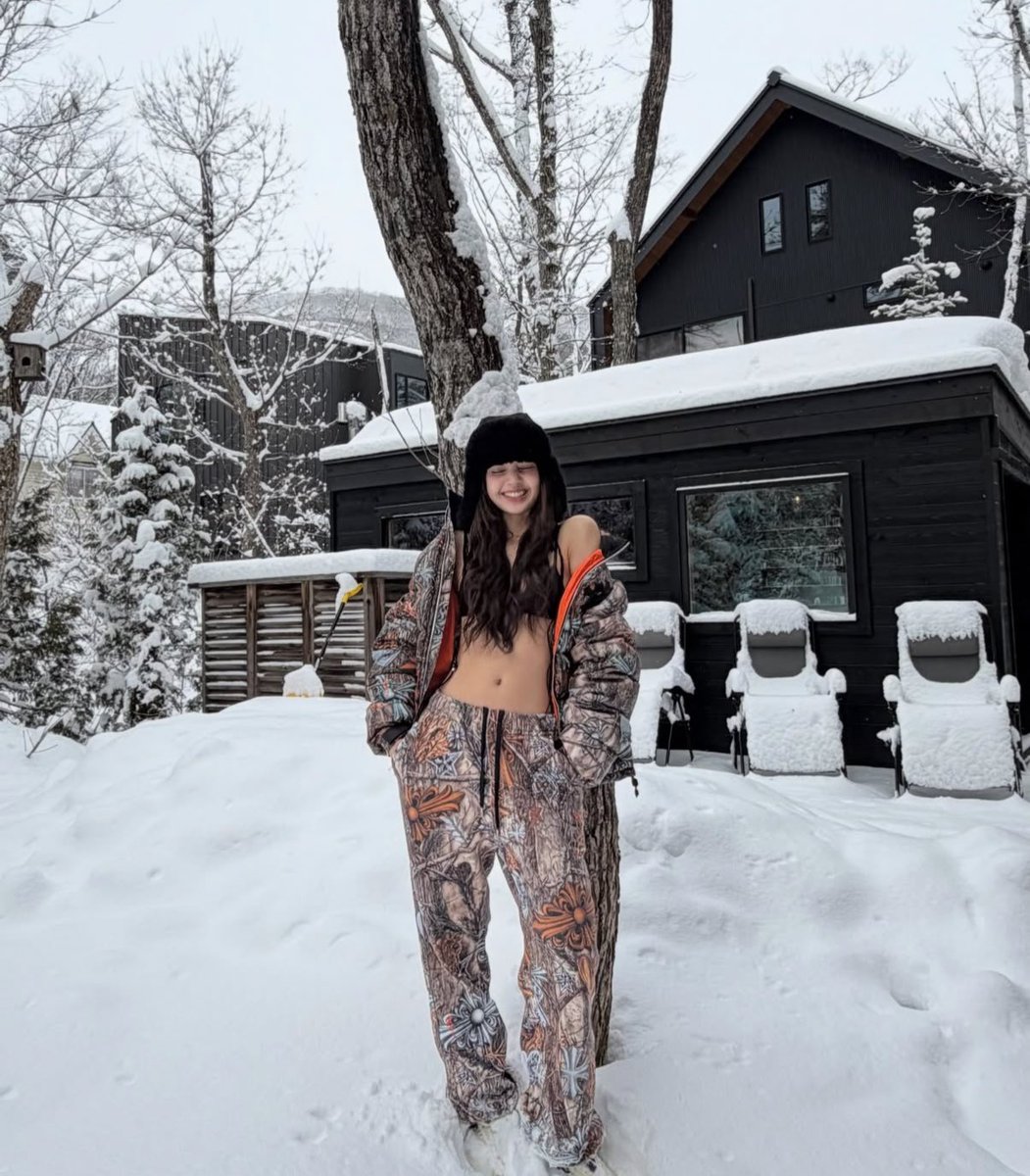 keddyjenlisa's tweet photo. After Tokyo tour ended they disappeared in Japan for a sort vacation, and after that Sorn followed Alison, which means… https://t.co/400OoZwj5r
