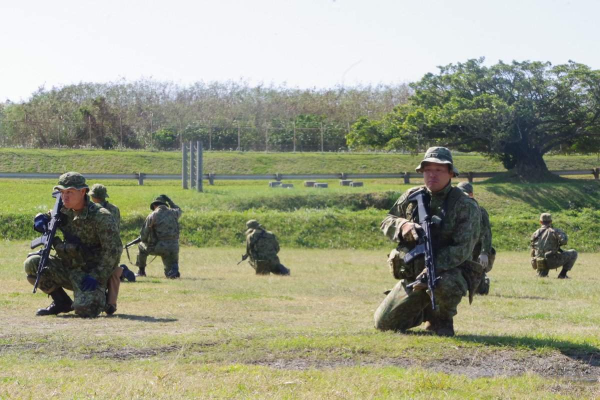 jgsdf_15b_51ir's tweet photo. ハイサイ!!#第51普通科連隊 ✨️
2月4日(水)、連隊は #15旅団 の戦闘教練基幹要員集合訓練を担任中です。
戦闘下に想定される動作を体に染み���ませ、状況に応じた行動がとれることを目指します。
引き続き、国民・県民の皆様の安心と安全をお守りするため精進して参りまいります！ https://t.co/VorBRGW8QE