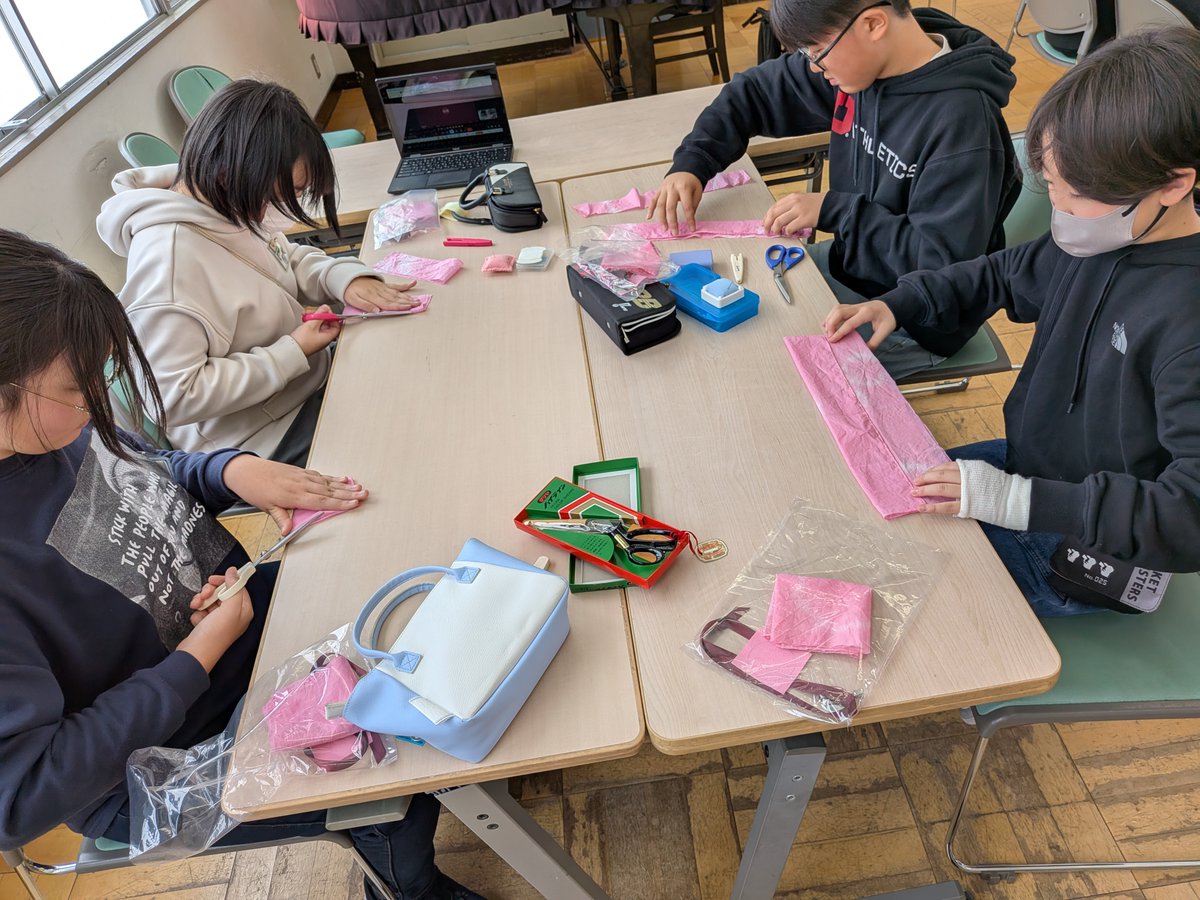 benibanayone's tweet photo. 1月22日(木)と29日(木)の２日間、塩井小学校の6年生が卒業式で胸に飾る「紅花染めコサージュ」作りを行いました。
一人一人の思いが詰まった模様と、鮮やかな紅色が映える紅花染めコサージュ。これを胸に臨む卒業式は、きっと一生の思い出になることでしょう。 https://t.co/AB9YcGqQ2p