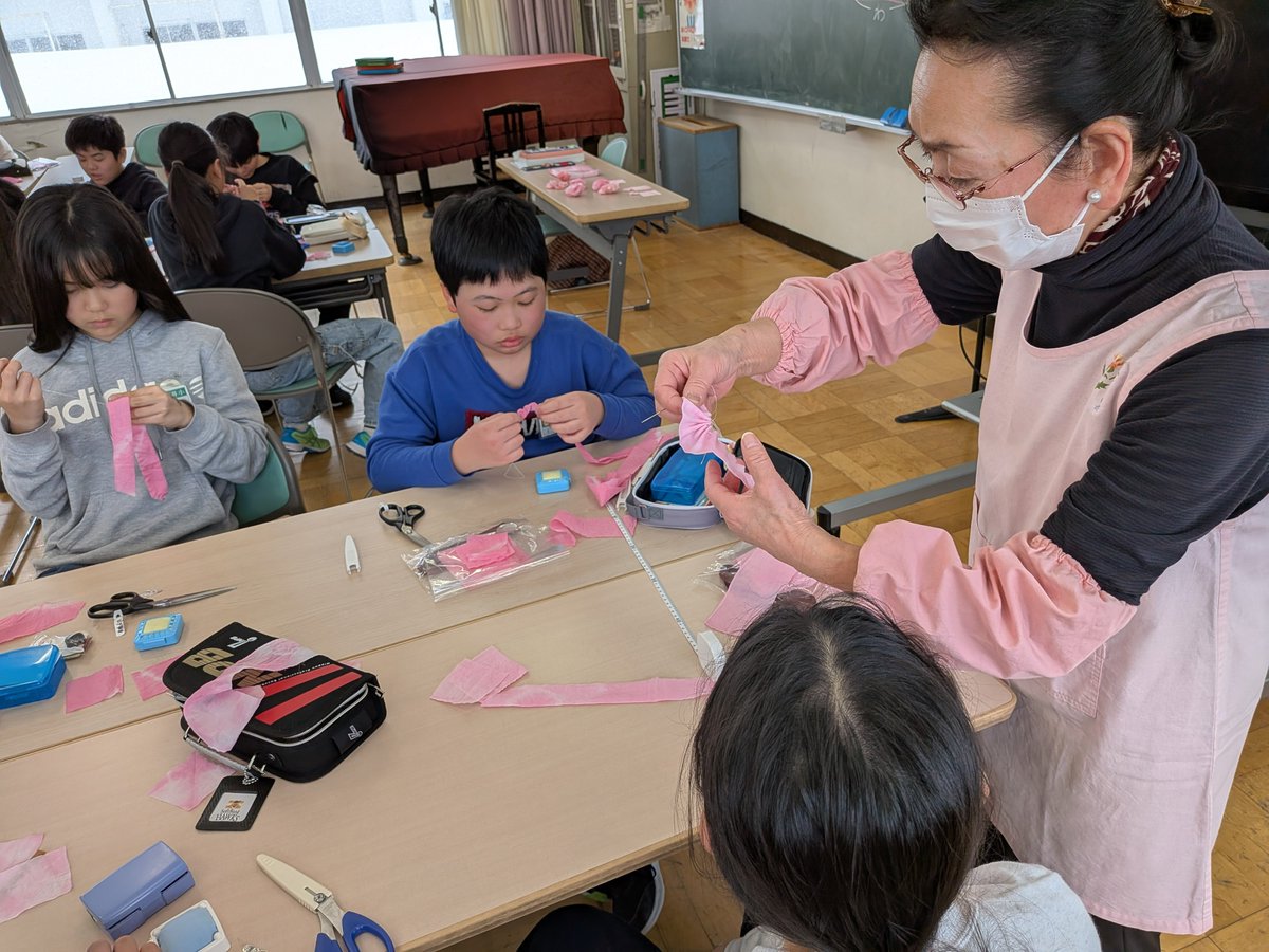 benibanayone's tweet photo. 1月22日(木)と29日(木)の２日間、塩井小学校の6年生が卒業式で胸に飾る「紅花染めコサージュ」作りを行いました。
一人一人の思いが詰まった模様と、鮮やかな紅色が映える紅花染めコサージュ。これを胸に臨む卒業式は、きっと一生の思い出になることでしょう。 https://t.co/AB9YcGqQ2p