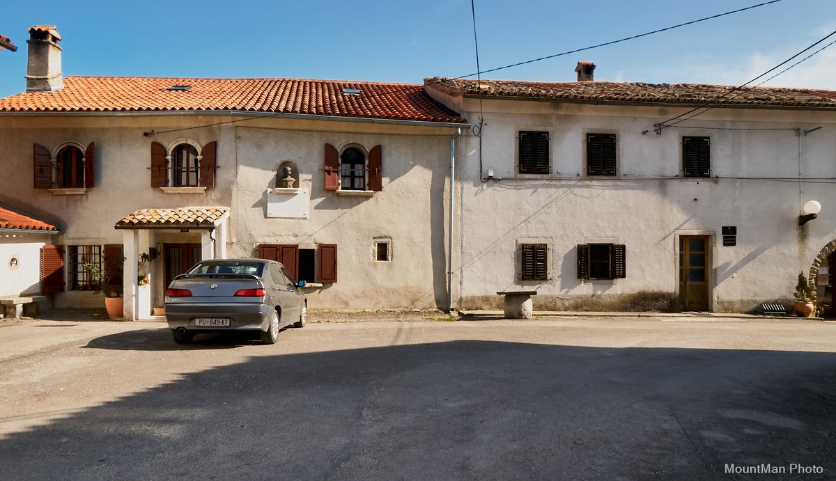 StjepanStimac's tweet photo. Dojmovi iz Roča
#roč #gradskezidine #detalji #istra #photography https://t.co/QTdwwjXsE9