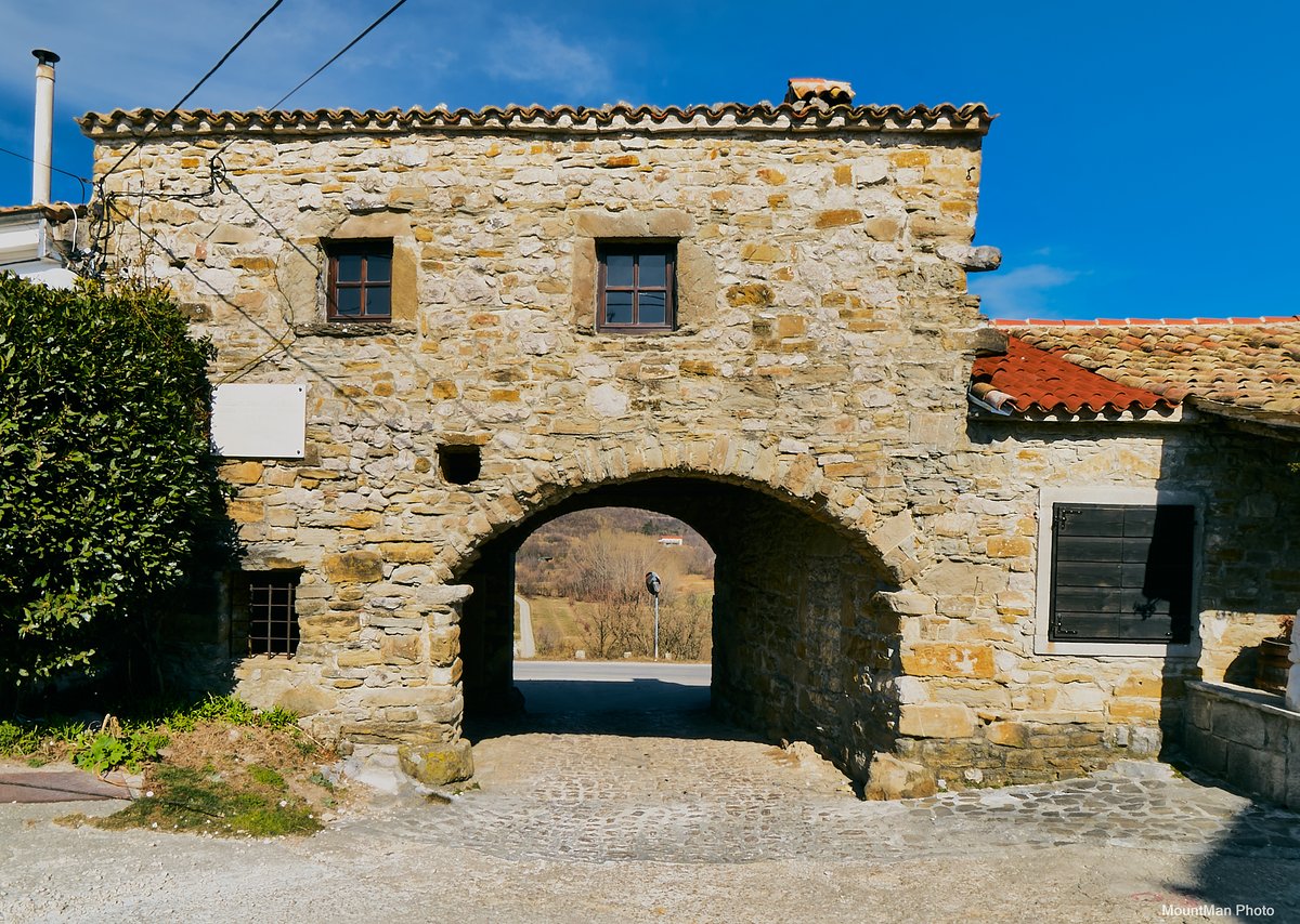 StjepanStimac's tweet photo. Dojmovi iz Roča
#roč #gradskezidine #detalji #istra #photography https://t.co/QTdwwjXsE9