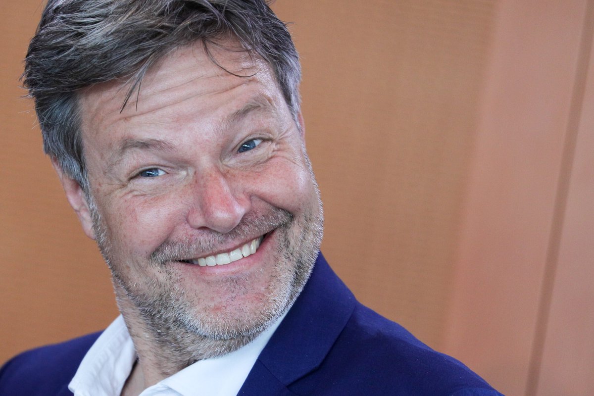 RZitelmann's tweet photo. Schallende Ohrfeige für den unfähigsten Wirtschaftsminister aller Zeiten
„Darin heißt es, das Bundeswirtschaftsministerium unter Vizekanzler Robert Habeck (Grüne) habe bei der Entscheidung über eine staatlich abgesicherte Wandelanleihe in Höhe von 600 Millionen Euro „wesentliche Risiken (…) unzureichend ermittelt und bewertet“ und stattdessen „weitestgehend nach dem Prinzip Hoffnung“ gehandelt. Wegen bekannter Informationslücken habe das Ministerium die vorliegenden Unterlagen „nicht als hinreichende Entscheidungsgrundlage betrachten dürfen“.“

https://t.co/3VABHcBBCq