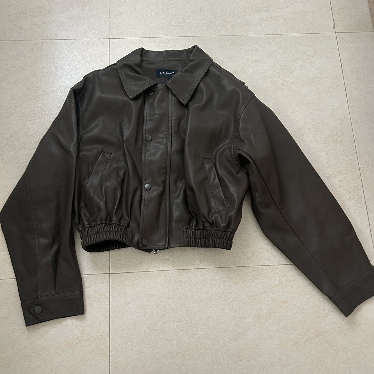 renhaoheluoluo's tweet photo. #ส่งต่อ Jacket หนังของ Malimays ซื้อมาไม่เคยใส่ ป้ายยังอยู่ค่ะ สวยมาก แต่ไม่เข้ากับตัวเอง ปล่อยต่องับ
💘600รส 

#malimays #ส่งต่อเสื้อผ้ามือ2 #เสื้อผ้ามือสองสภาพดี #stylistshop #cintage #เสื้อผ้ามือสอง #ส่งต่อเสื้อผ้า #โล๊ะคู้ https://t.co/IAnaxb9oEz