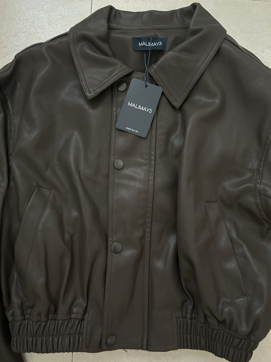 renhaoheluoluo's tweet photo. #ส่งต่อ Jacket หนังของ Malimays ซื้อมาไม่เคยใส่ ป้ายยังอยู่ค่ะ สวยมาก แต่ไม่เข้ากับตัวเอง ปล่อยต่องับ
💘600รส 

#malimays #ส่งต่อเสื้อผ้ามือ2 #เสื้อผ้ามือสองสภาพดี #stylistshop #cintage #เสื้อผ้ามือสอง #ส่งต่อเสื้อผ้า #โล๊ะคู้ https://t.co/IAnaxb9oEz