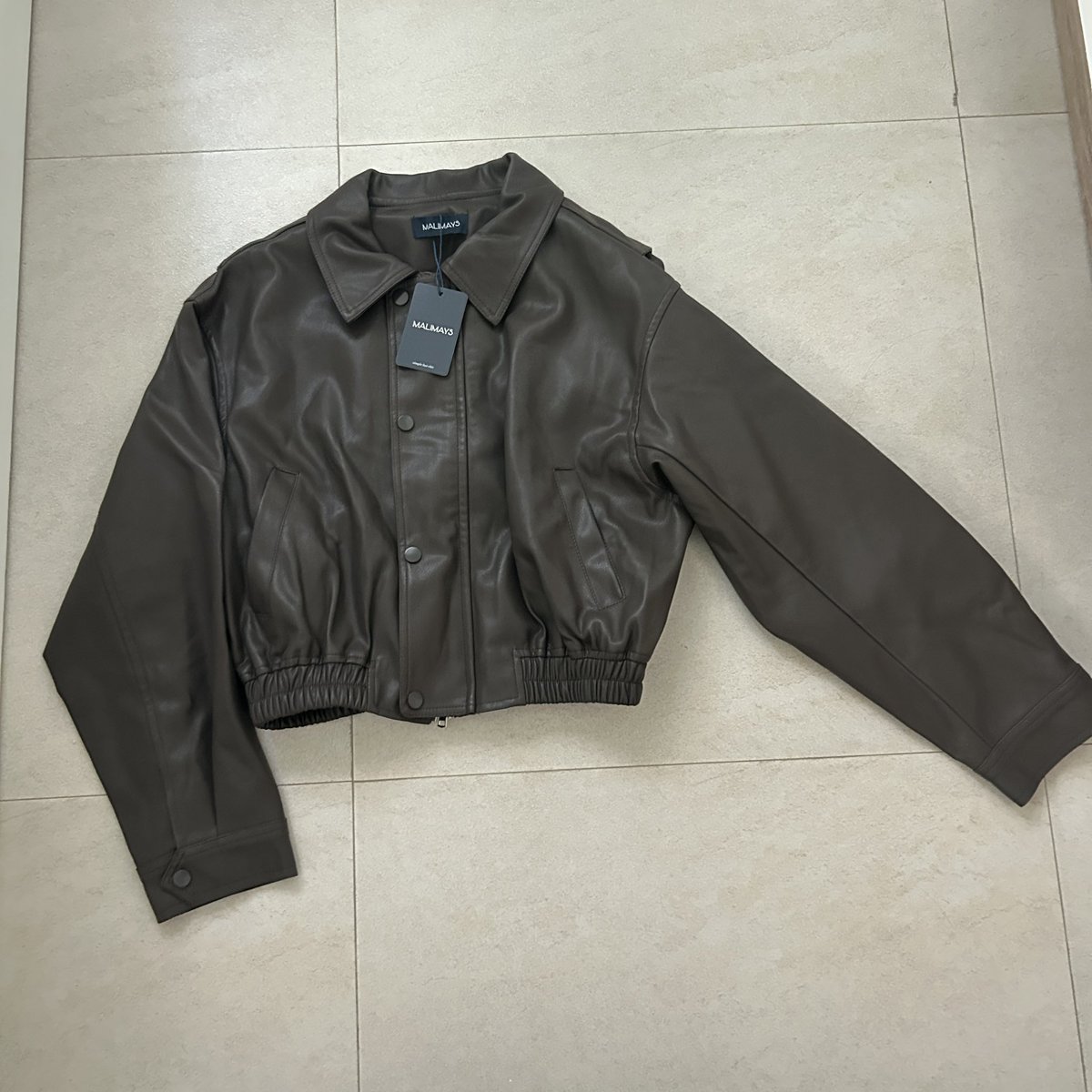 renhaoheluoluo's tweet photo. #ส่งต่อ Jacket หนังของ Malimays ซื้อมาไม่เคยใส่ ป้ายยังอยู่ค่ะ สวยมาก แต่ไม่เข้ากับตัวเอง ปล่อยต่องับ
💘600รส 

#malimays #ส่งต่อเสื้อผ้ามือ2 #เสื้อผ้ามือสองสภาพดี #stylistshop #cintage #เสื้อผ้ามือสอง #ส่งต่อเสื้อผ้า #โล๊ะคู้ https://t.co/IAnaxb9oEz