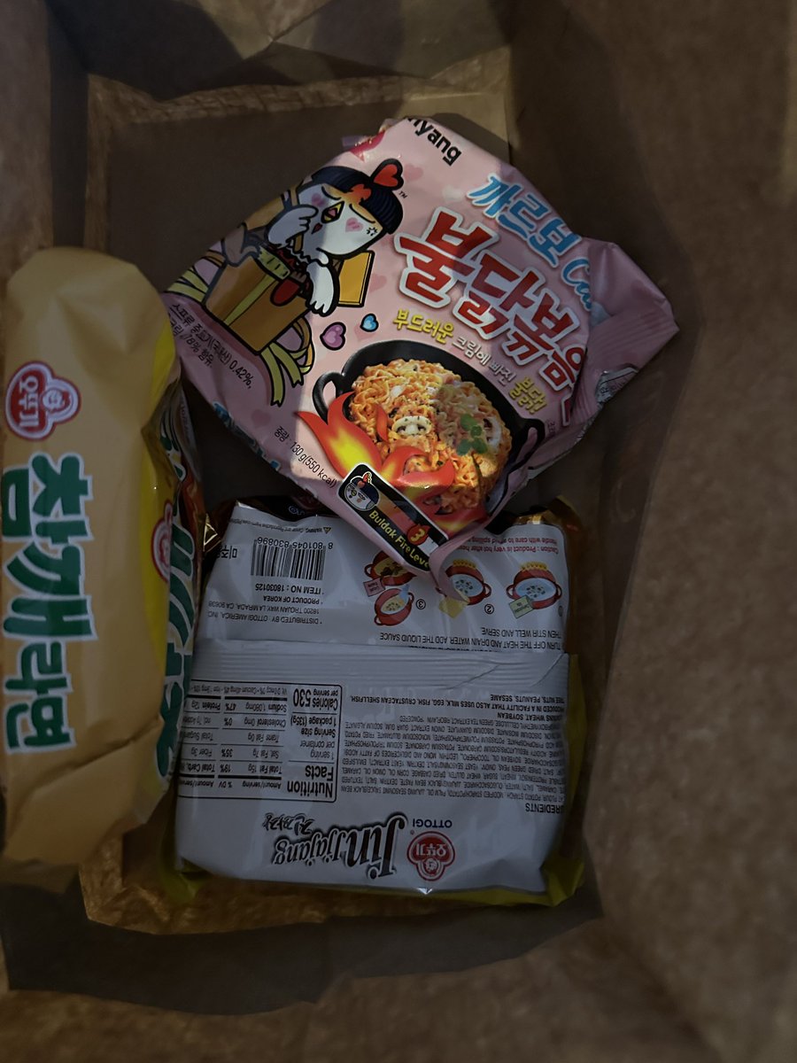 아오 어제 독일인 퇴근할때 한인마트 가서 참깨라면 까르보불닭 진짜장 사다줘 심부름시켰는데 사온꼬라지... 어떻게 이렇게 정없이 딱 하나씩만 낱개로 사오냐🤯너무 충격받음 이래서 빵먹는애들은 상종하면안됨(?)