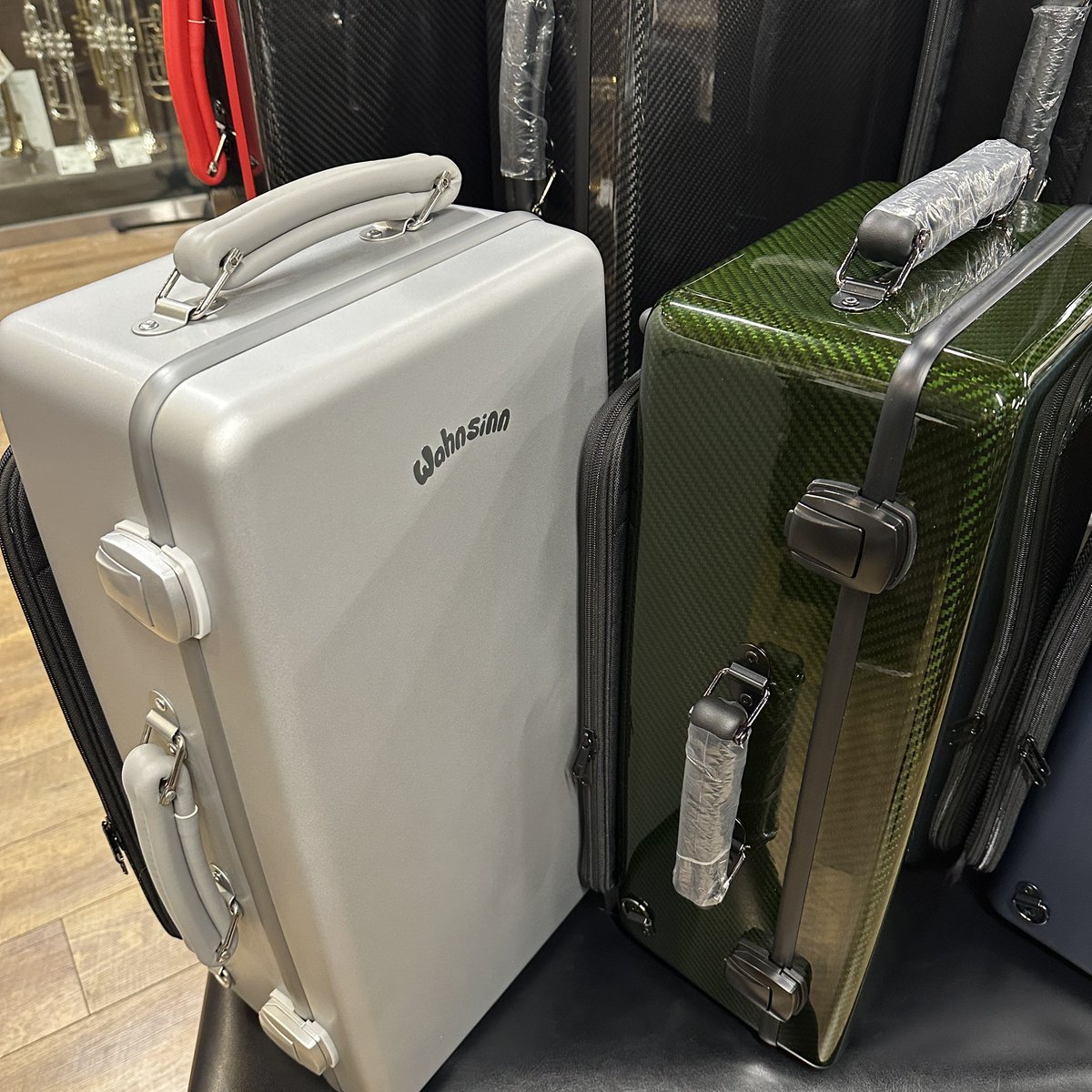 okubokangakki's tweet photo. やってきました、ワンジンケース第二弾！
うわぁぁ、カッコいい〜😫

クアッドケースも初入荷！
新色がたくさんでステキですね...✨
今回はすでにご予約済みとなったものもございますが、今後のカラー見本としてWebに掲載しております💁‍♂️
https://t.co/PNpF3bNgf3

さぁあなたは、どれにしますか...!!?? https://t.co/o50VlD5iSy