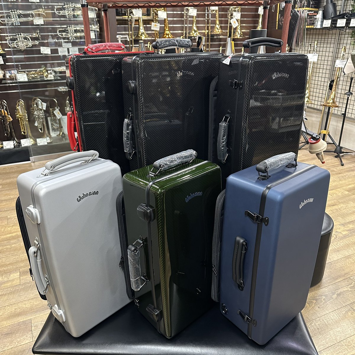 okubokangakki's tweet photo. やってきました、ワンジンケース第二弾！
うわぁぁ、カッコいい〜😫

クアッドケースも初入荷！
新色がたくさんでステキですね...✨
今回はすでにご予約済みとなったものもございますが、今後のカラー見本としてWebに掲載しております💁‍♂️
https://t.co/PNpF3bNgf3

さぁあなたは、どれにしますか...!!?? https://t.co/o50VlD5iSy