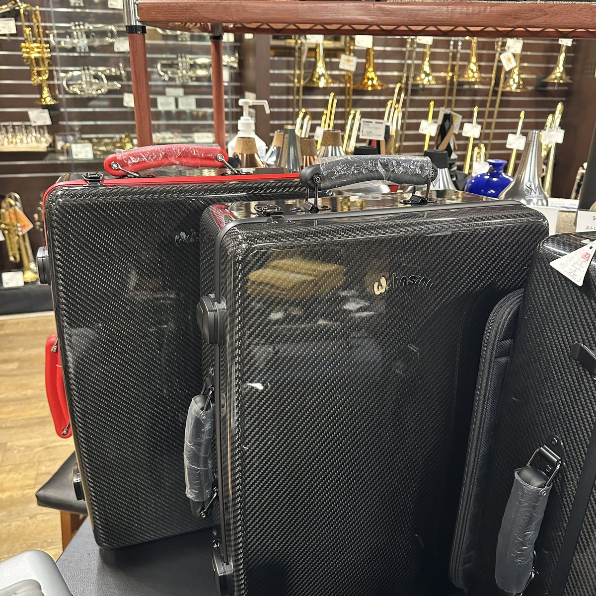 okubokangakki's tweet photo. やってきました、ワンジンケース第二弾！
うわぁぁ、カッコいい〜😫

クアッドケースも初入荷！
新色がたくさんでステキですね...✨
今回はすでにご予約済みとなったものもございますが、今後のカラー見本としてWebに掲載しております💁‍♂️
https://t.co/PNpF3bNgf3

さぁあなたは、どれにしますか...!!?? https://t.co/o50VlD5iSy