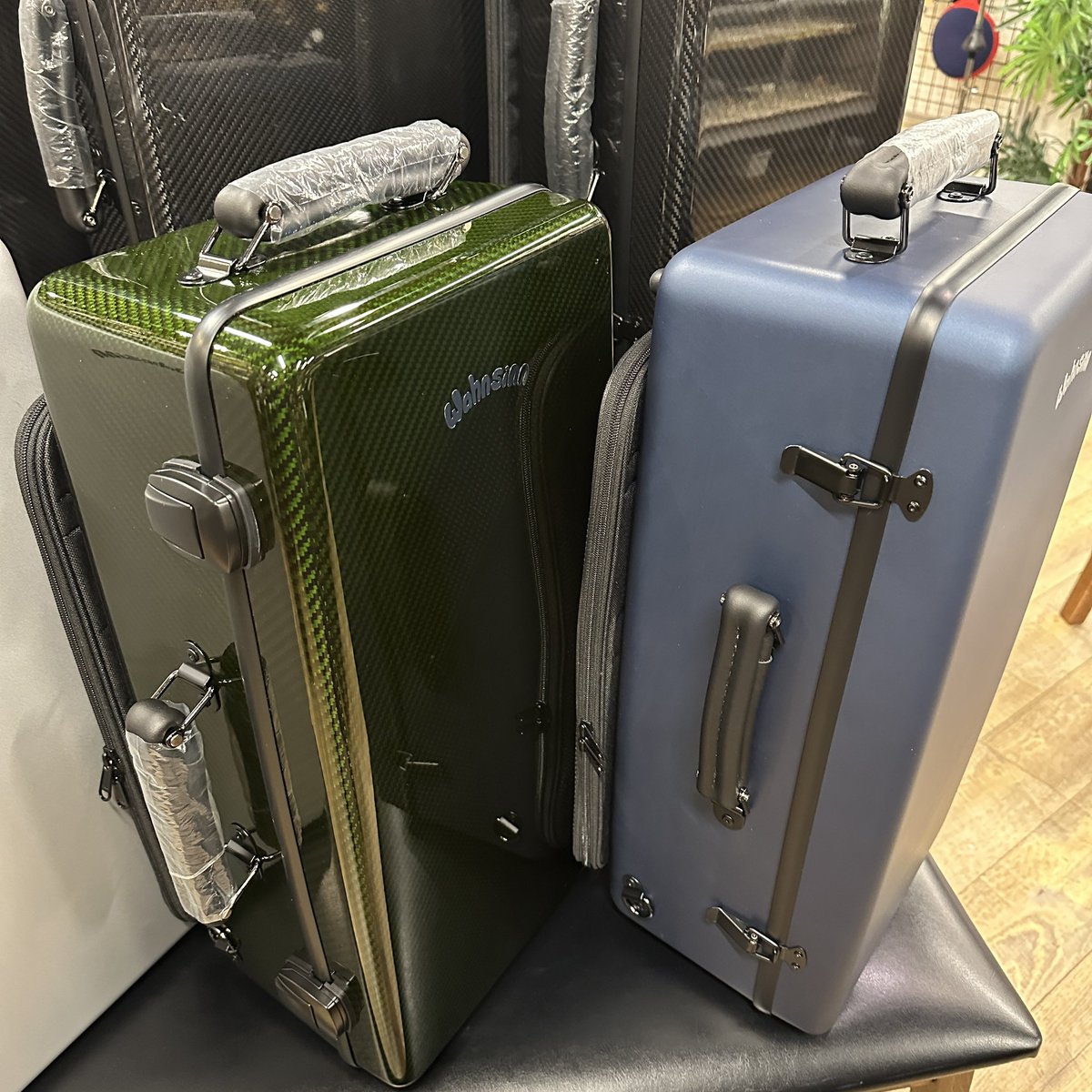 okubokangakki's tweet photo. やってきました、ワンジンケース第二弾！
うわぁぁ、カッコいい〜😫

クアッドケースも初入荷！
新色がたくさんでステキですね...✨
今回はすでにご予約済みとなったものもございますが、今後のカラー見本としてWebに掲載しております💁‍♂️
https://t.co/PNpF3bNgf3

さぁあなたは、どれにしますか...!!?? https://t.co/o50VlD5iSy