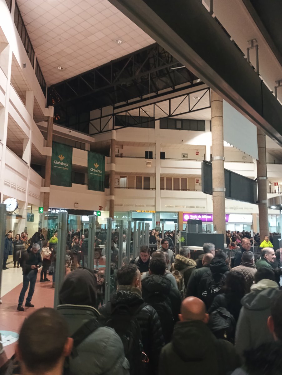 AVE_CiudadReal's tweet photo. Otro día más, otro desastre, otra vergüenza @Inforenfe @InfoAdif @cpuertollano @RTVEclm @Lanzadigital @LaTribunaCR @OndaCeroCR @SER_Ciudad_Real @CopeCR @telemadrid @OtraCR @AYTO_CIUDADREAL @PPCiudadReal1 @psoe https://t.co/fBWlQefbFF