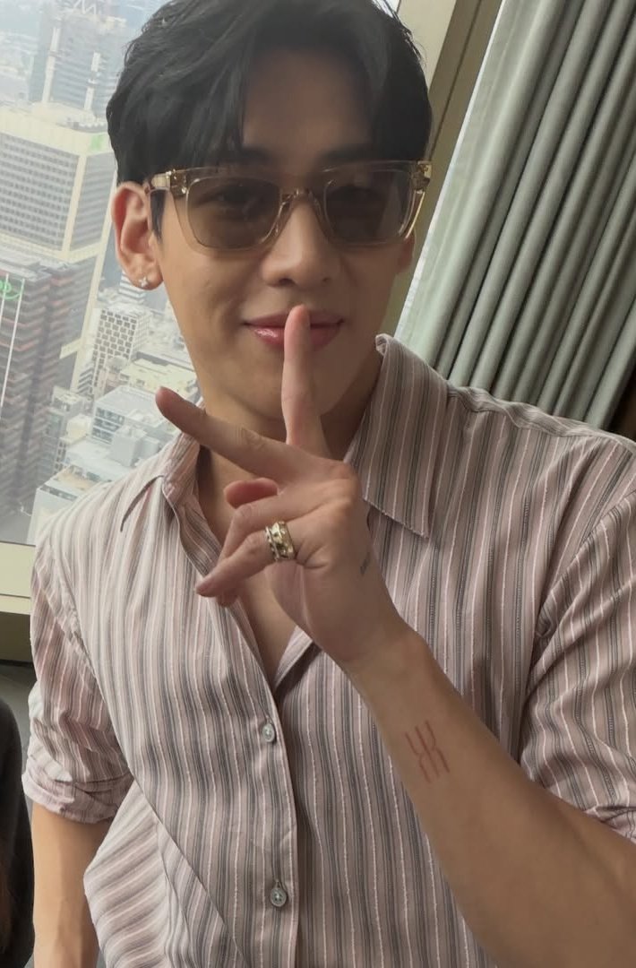 ParichatMM_'s tweet image. น้องแบมจากคุณนักข่าว Galafr หล่อมากก กับท่าประจำ ✌️

#BamBamxLVatAO2026 
#AO2026 #LouisVuitton  
#BamBam #뱀뱀