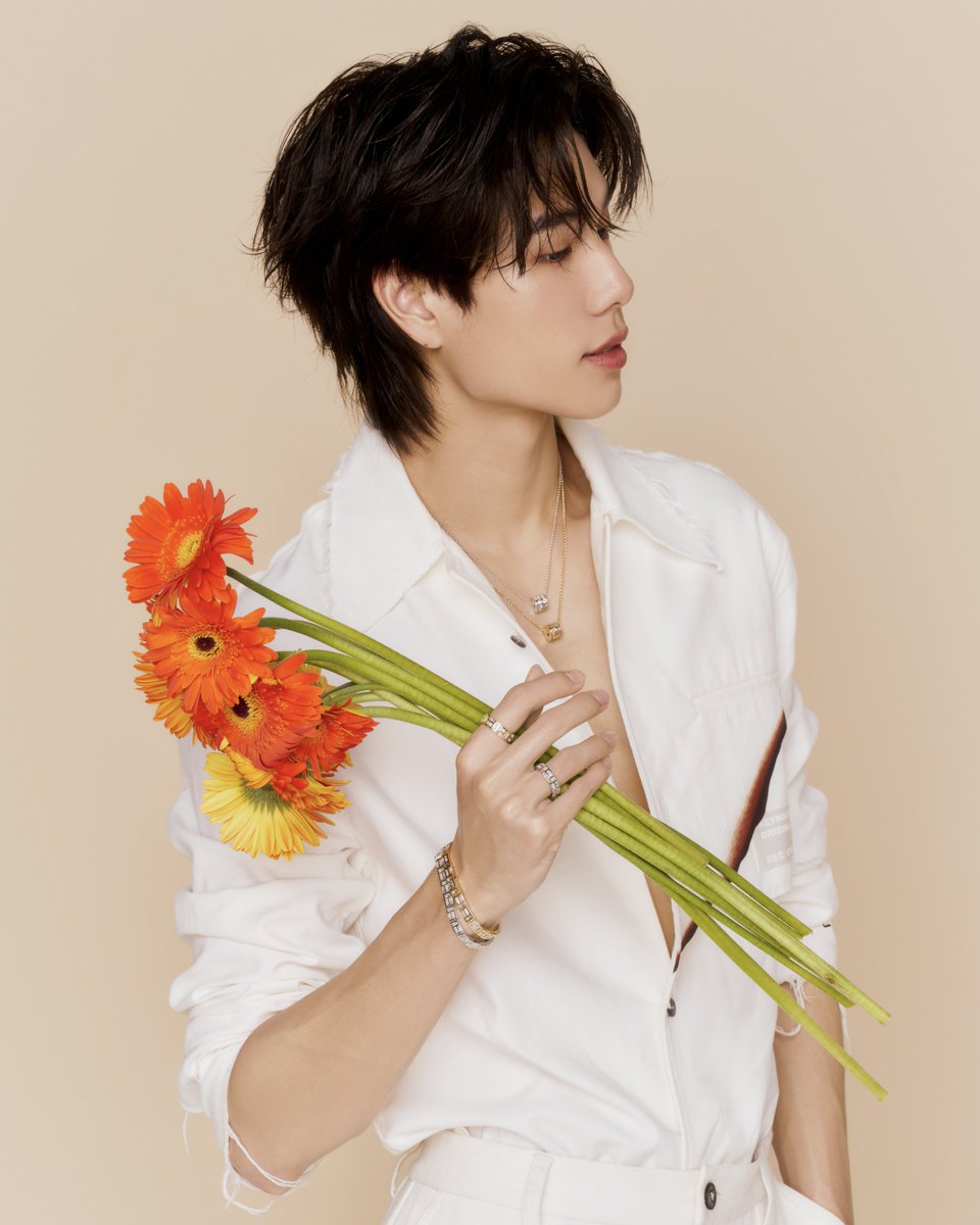 ELLEThailand's tweet photo. ละสายตาไม่ได้เลย! ภูวินทร์ @phuwintang ถ่ายทอดเทศกาลแห่งความรักไปพร้อมกับเครื่องประดับ APM Monaco ในคอลเล็กชั่น Hiver ที่มาช่วยคอมพลีตลุคอย่างสมบูรณ์แบบ 

#ELLEThailand
#APMMonaco #APMMonacoTH #phuwintang https://t.co/66TEztcL9m