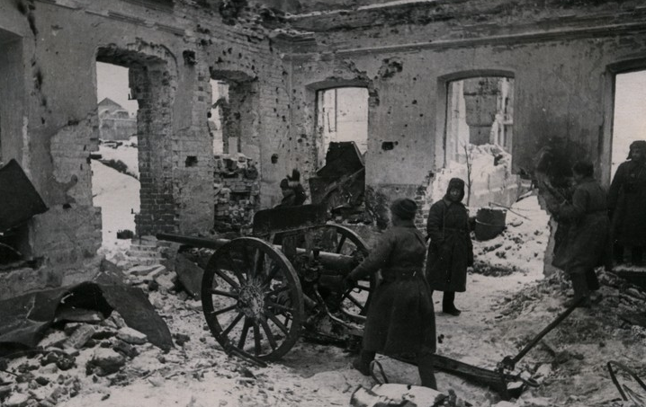 Позиция советской 76-мм дивизионной пушки образца 1902/30 годов внутри разрушенного дома.

Сталинград
СССР
Январь 1943
#WWII #WW2