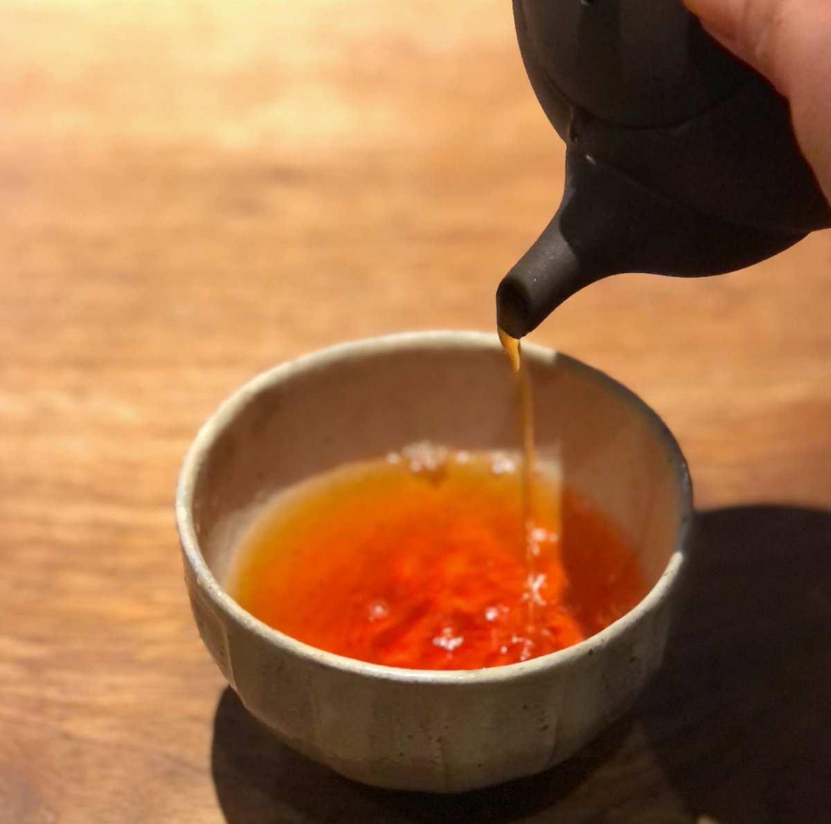 ujikoen's tweet photo. 【和紅茶で心やわらぐひとときを】すっきりとした味わいで、日々のお食事にも合う純国産紅茶です。ご来客やスイーツタイムなど、さりげないひとときに重宝する一杯。お湯を注いだ瞬間に広がる香りを、ぜひお楽しみください。(大阪心斎橋店S)
https://t.co/LbEYwTbAKS #宇治香園大阪心斎橋店 #和紅茶 https://t.co/K0KNyzSkTX