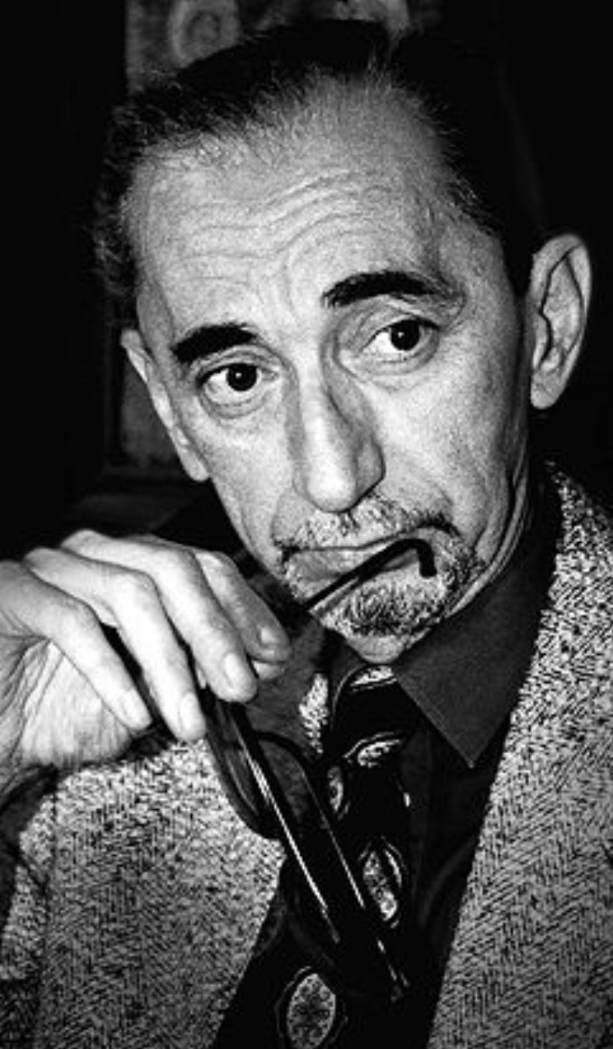 zonjce's tweet image. "Treba gledati pravo. 
Jer da se htelo gledati iza sebe, dobili bismo oči na potiljku.
Treba ljubiti zemlju dece svoje, a ne dedova svojih.
Jer čast neće zavisiti od toga odakle dolazimo nego kuda idemo."
Kako upokojiti vampira #BorislavPekić
4. feb. 1930- 2. jul 1992