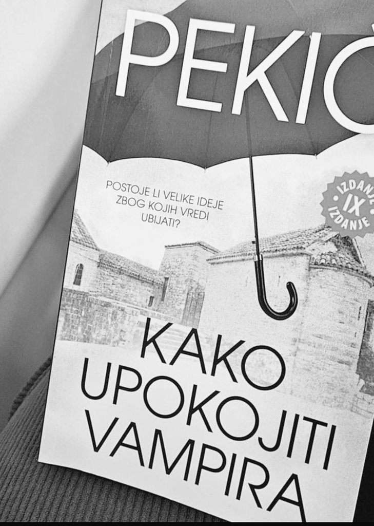 zonjce's tweet image. "Treba gledati pravo. 
Jer da se htelo gledati iza sebe, dobili bismo oči na potiljku.
Treba ljubiti zemlju dece svoje, a ne dedova svojih.
Jer čast neće zavisiti od toga odakle dolazimo nego kuda idemo."
Kako upokojiti vampira #BorislavPekić
4. feb. 1930- 2. jul 1992