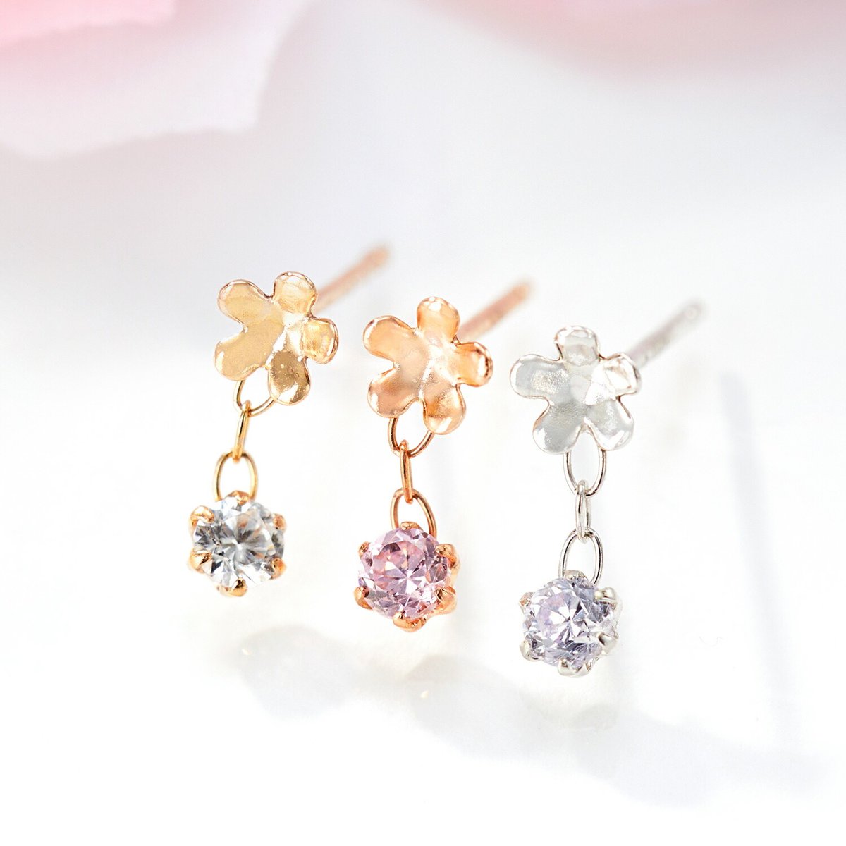 3.5ミリの小さな小さな桜ピアス「桜小紋」 K10ゴールドの桜の下で、一