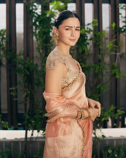 FilmiFever's tweet image. #AliaBhatt is joining forces with #Drishyam2 director Abhishek Pathak on an ambitious, high-concept relationship drama titled #Housewife - CONFIRMS Variety India 🚨