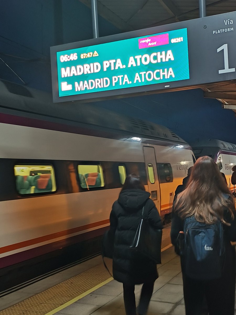PiLiPi1984's tweet photo. Hoy los que teníamos nuestro tren a las 6.46 hemos salido de Ciudad Real a las 7.52. Sin explicaciones, sin reembolsos, qué desastre. Estáis jugando con nuestros trabajos @oscar_puente_ @AVE_CiudadReal @Renfe https://t.co/uaCYZufROu