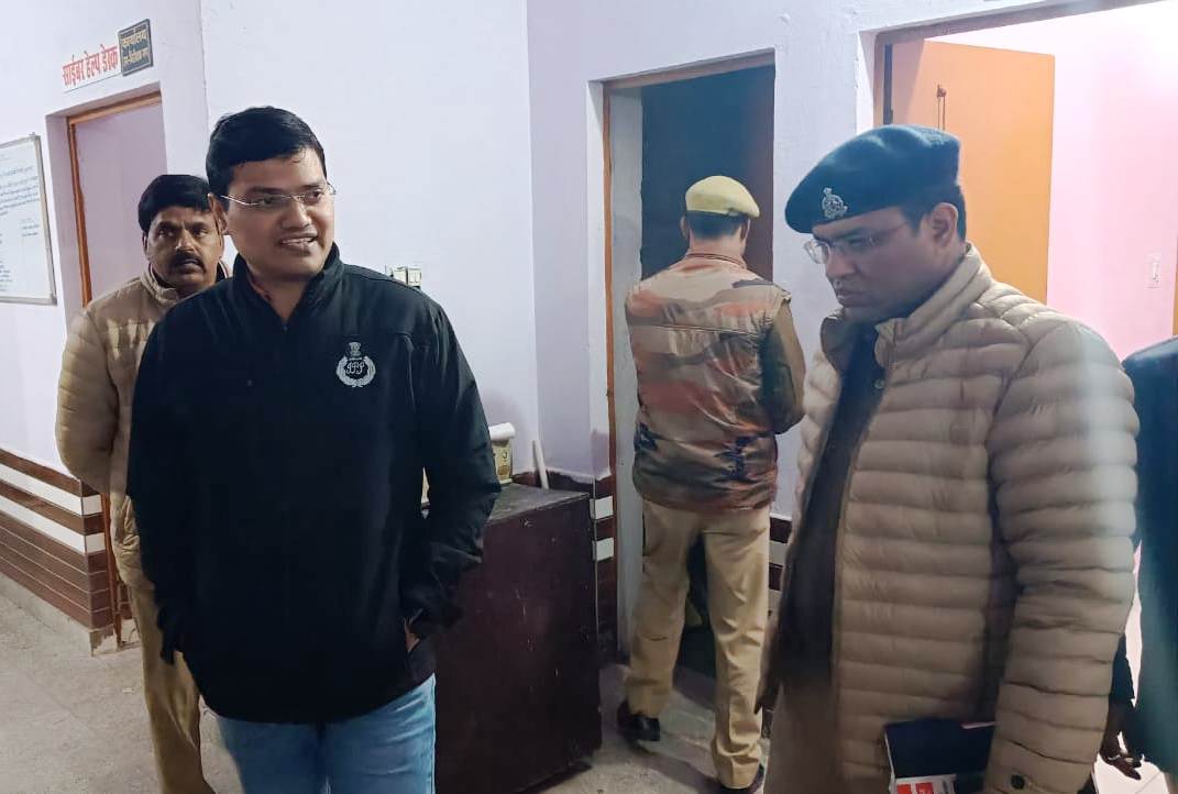 Samacharnati's tweet photo. मुरादाबाद #SPRA @moradabadpolice के द्वारा #CO बिलारी के साथ थाना कुन्दरकी का औचक निरीक्षण किया गया। निरीक्षण के दौरान थाना कार्यालय/परिसर, महिला/साईब�� हेल्प डेस्क का भ्रमण/निरीक्षण करते हुये, प्रचलित अभिलेखों को चेक किया गया तथा https://t.co/K9RWlD4Sun