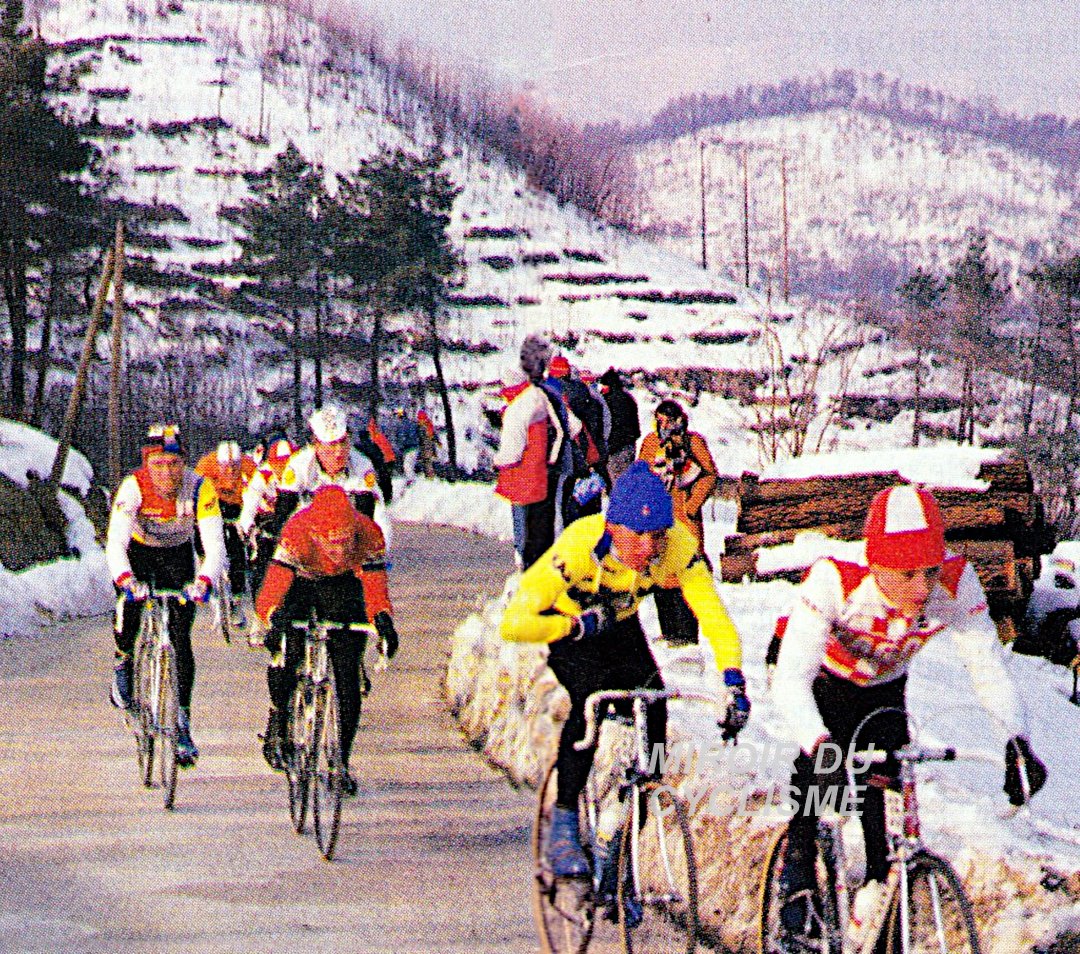 Miroir2Cyclisme's tweet photo. Il y a 40 ans, l'Etoile de Bessèges 1986 sous la neige. Bernard Hinault, que l'on aperçoit à gauche sur la photo, quittera même la course, frigorifié.
📸 MC
#EtoiledeBesseges #Besseges #EDB2026 #BernardHinault #cyclisme #ciclismo #cycling https://t.co/gUyQUZ5Mtv