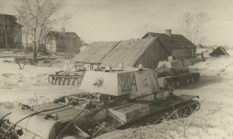 Советские тяжёлые танки КВ-1 на стоянке на окраине деревни.

СССР
#WWII #WW2