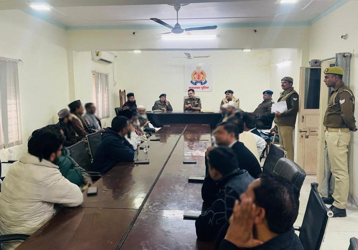 Samacharnati's tweet photo. मुरादाबाद पुलिस अधीक्षक नगर @moradabadpolice द्वारा नगर क्षेत्राधिकारीगणों के साथ अपने कार्यालय पर संभ्रांत व्यक्तियों/धर्मगुरुओं एवं पीस कमेटी के सदस्यों के साथ शब-ए-बारात, के संबंध में गोष्ठी का आयोजन किया गया। 1/2 https://t.co/XDzQRFkpJs