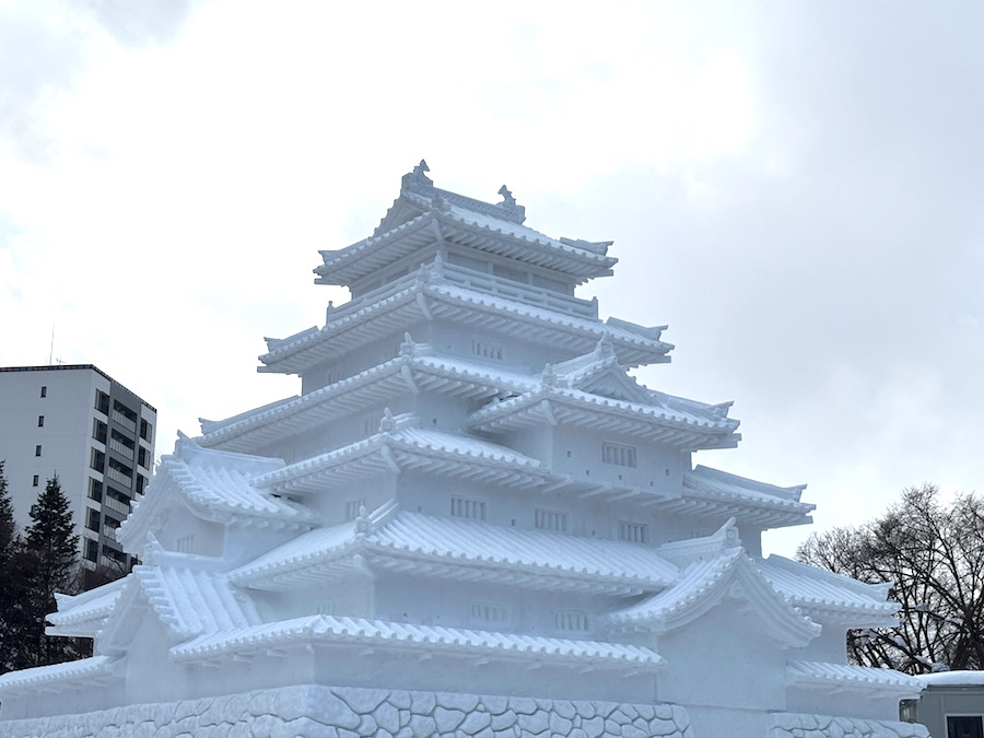 さっぽろ雪まつり2026、本日開幕しました！ 天に伸びるようにそびえる