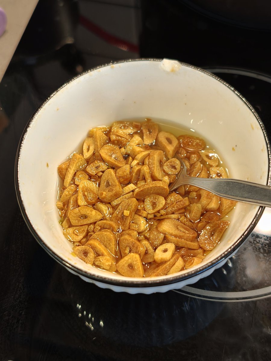 BOHHOT's tweet image. วิธีการทำกระเจียวที่ง่ายที่สุดคือ หั่นกระเทียม ใส่น้ำมัน หลังจากนั้นเอาเข้าไมโครเวฟ ไฟ 600 สัก 4-5 นาที หรือจะรอบละ 3 นาทีก็ได้ อร่อย หอม เก็บไว้ได้3-4วัน ก็ยังกรอบอยู่เหมือนเดิม เริ่ดมากกกกก