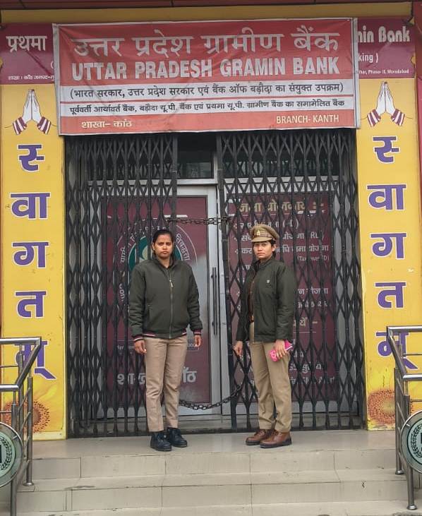 Samacharnati's tweet photo. #SSP_MoradabadPolice @satpal_IPS के निर्देशन में @moradabadpolice द्वारा बैंक चेकिंग अभियान चलाकर बैंक/ATM तथा आसपास संदिग्�� व्यक्ति/वाहनों की चेकिंग की तथा बैंको मे लगे सुरक्षा उपकरणों को चेक कर सुरक्षा ड्यूटी पर लगे सुरक्षाकर्मियों को आवश्यक दिशा-निर्देश दिये गये। 

#UPPolice https://t.co/oC2kY29akF