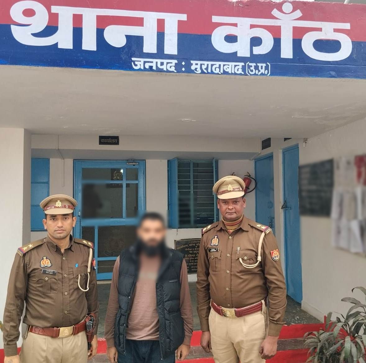 Samacharnati's tweet photo. मुरादाबाद #SSP @moradabadpolice @satpal_IPS के निर्देशन मे
1. शादी का झांसा देकर दुष्कर्म करने के आरोपी को थाना कांठ पुलिस ने किया गिरफ्तारः-
2. जनपदीय पुलिस द्वारा शांति व्यवस्था भंग करने में 02 व्यक्तियों व 03 वारंटी को हिरासत में लेकर माननीय न्यायालय के समक्ष प्रस्तुत किया गया https://t.co/y4uyXM4Jvs