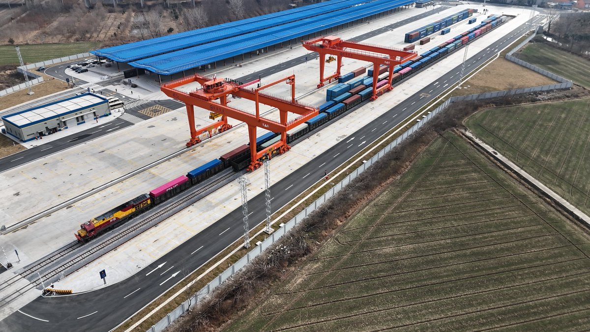 A sea-rail intermodal freight train recently departed from Taizhou West Railway Logistics Base, marking a major step in building Taizhou as a regional logistics hub. 🚆
The new base fills the gap in large-scale rail freight for the city, strengthening connectivity to the Belt and