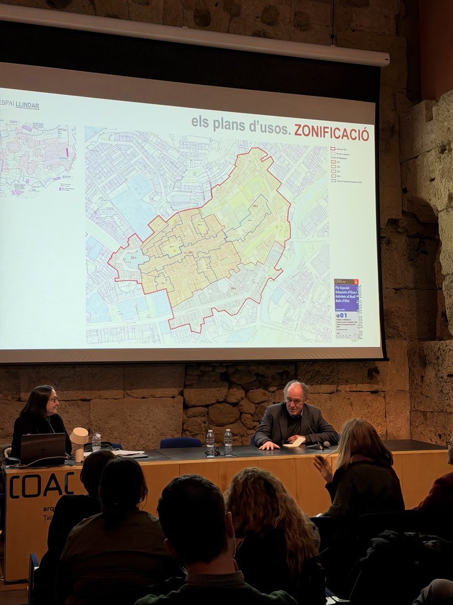 COACatalunya's tweet photo. 🔴El degà del COAC ha donat la benvinguda a la Jornada informativa per a la redacció de "Plans especials d'usos i activitats" a Tarragona, reivindicant l’urbanisme com a eina de cohesió social i revitalització urbana; i ha presentat a l'arquitecta i urbanista, Itziar González. https://t.co/3f75W1lh5D