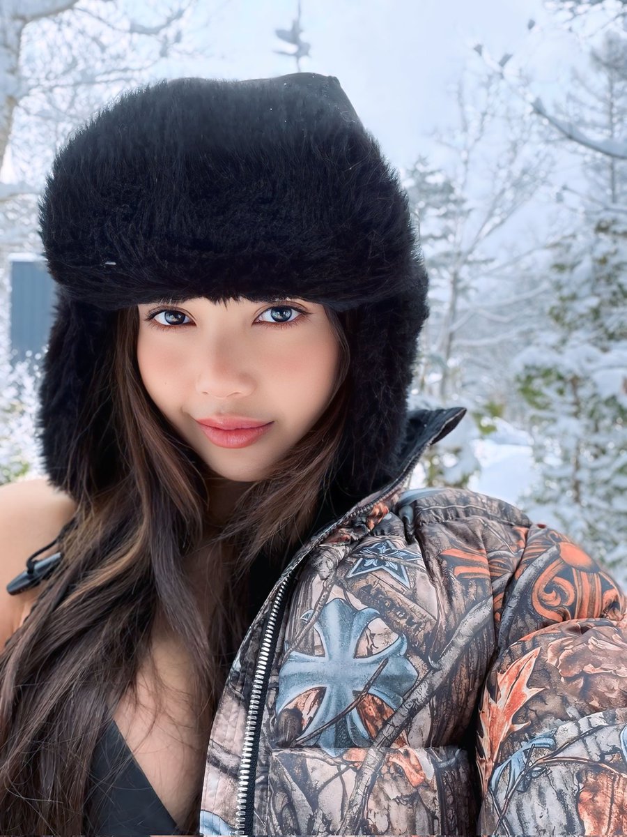 lalisaspeedi's tweet image. OMG LALISA MANOBAL IN HD ✨