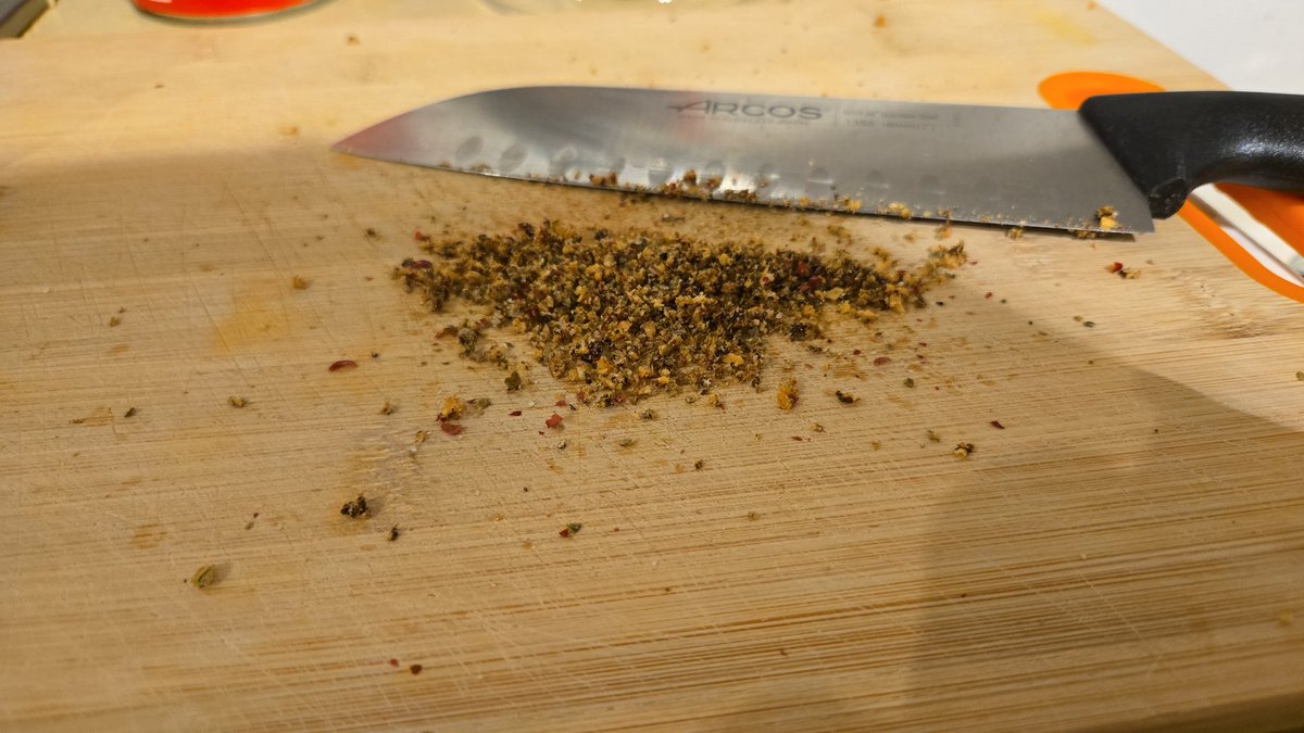 הכנתי אתמול לזניה ולא היה לי פלפל  שחור אז לקחתי איזה תערובת והפרדתי ממנה את הפלפלים וקצצתי אותם עם סכין