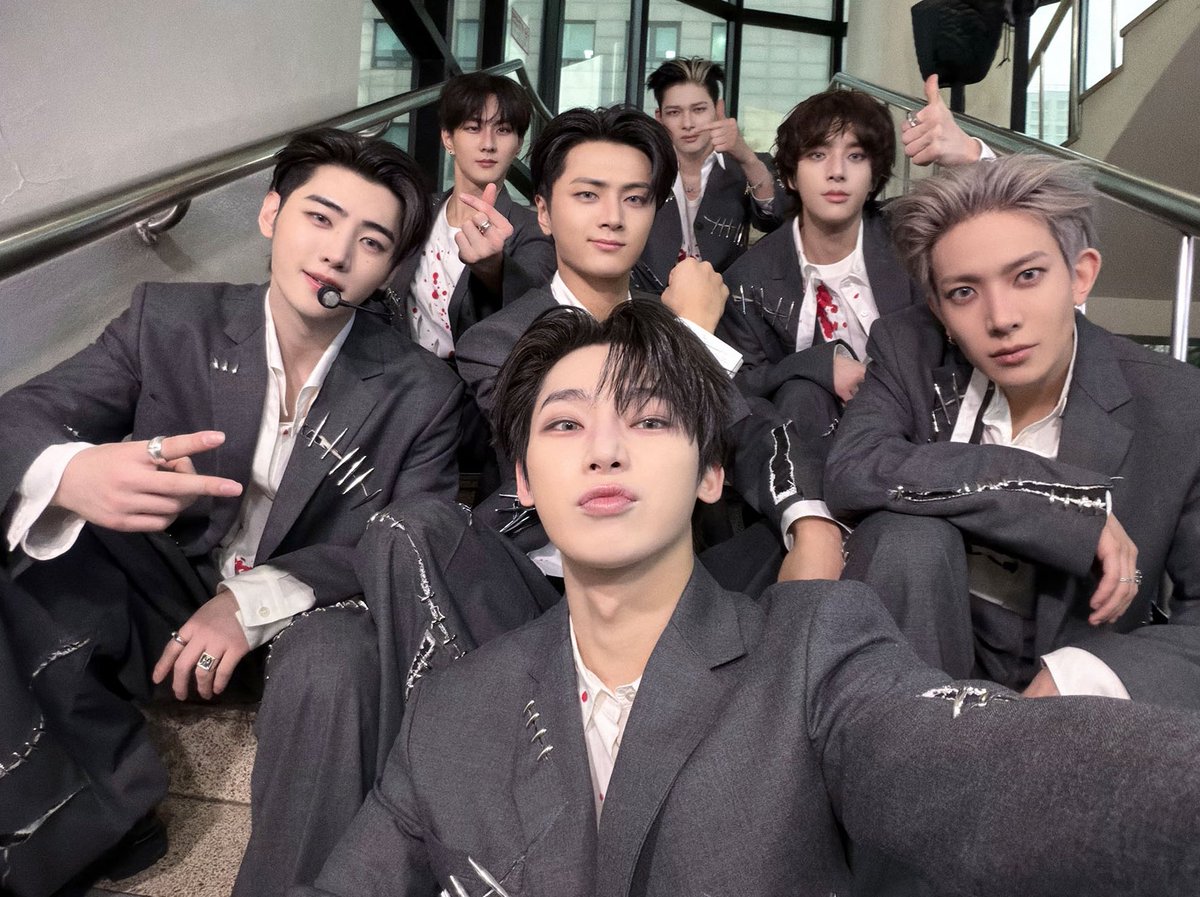 tjsxorl's tweet image. 선우 : 셀카의 권위자라 단체사진도 버프받음
정원 : 무난하게 모두가 잘나옴
종성 : 이유없이 자신의 각도를 희생함
성훈 : 모두가 니 뒤에 있어 화이팅