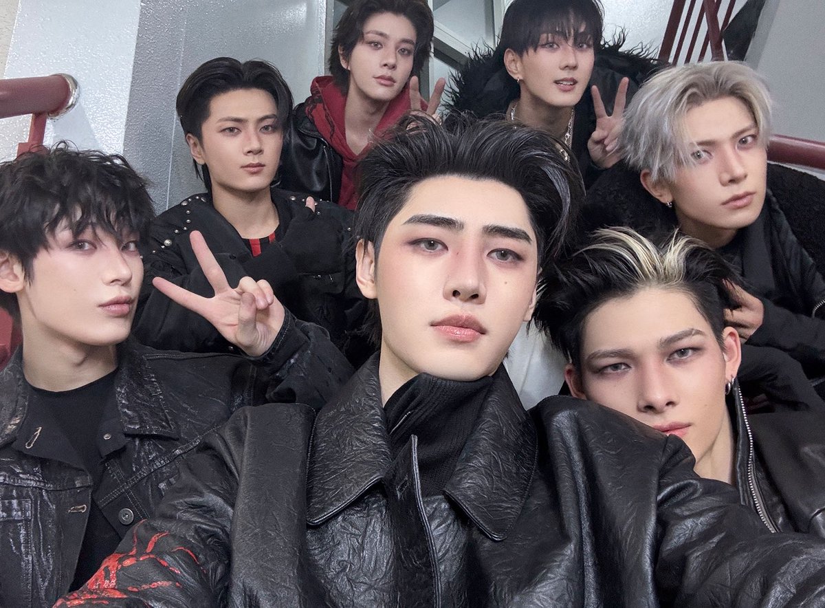 tjsxorl's tweet image. 선우 : 셀카의 권위자라 단체사진도 버프받음
정원 : 무난하게 모두가 잘나옴
종성 : 이유없이 자신의 각도를 희생함
성훈 : 모두가 니 뒤에 있어 화이팅