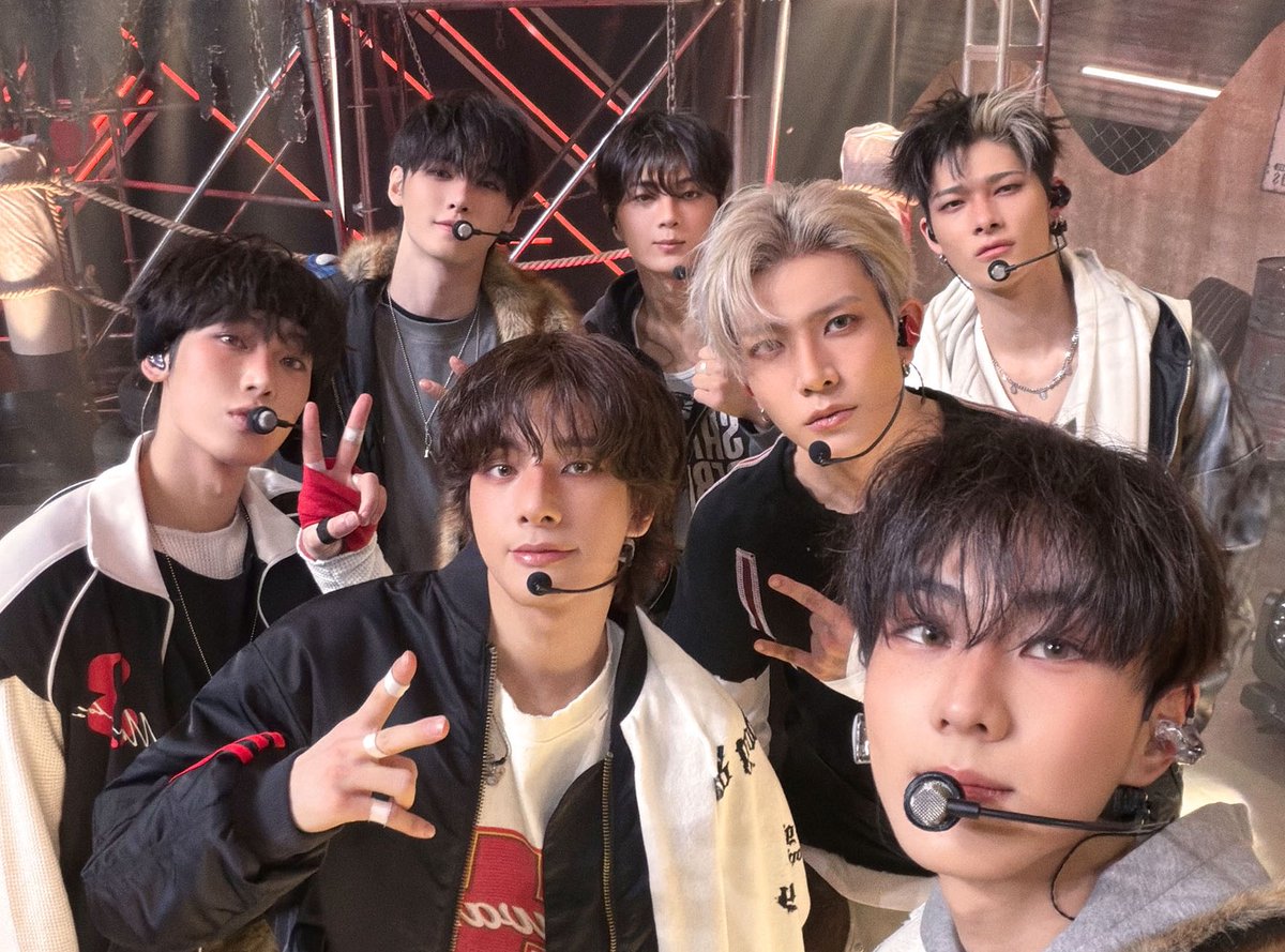 tjsxorl's tweet image. 선우 : 셀카의 권위자라 단체사진도 버프받음
정원 : 무난하게 모두가 잘나옴
종성 : 이유없이 자신의 각도를 희생함
성훈 : 모두가 니 뒤에 있어 화이팅