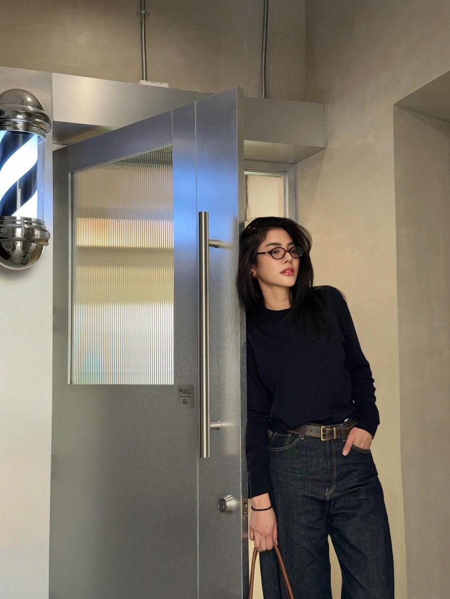 From the crown to the screen, Thai girls’ love (GL) actress #FayePeraya is always serving main character energy. 🧡🧎🏻‍♀️

📸: Faye Peraya