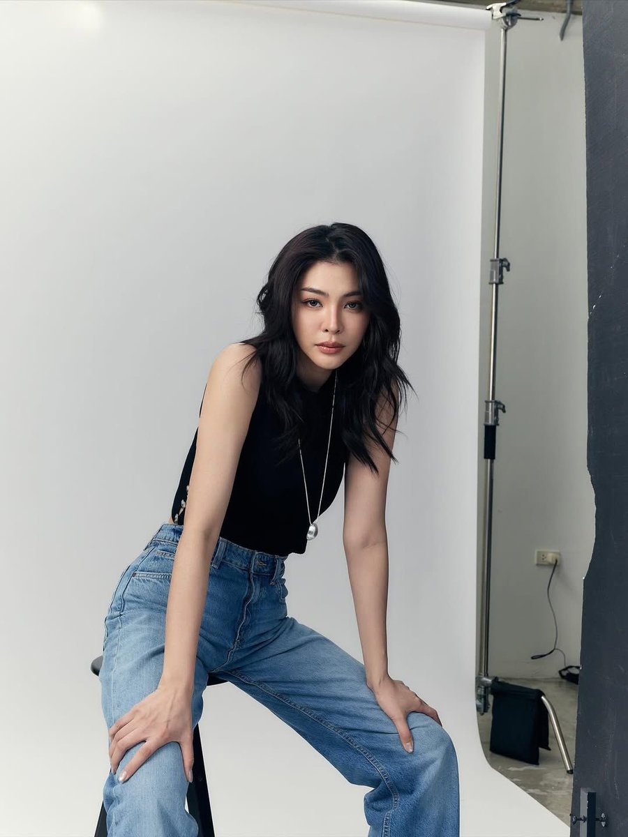 gmanetwork's tweet photo. From the crown to the screen, Thai girls’ love (GL) actress #FayePeraya is always serving main character energy. 🧡🧎🏻‍♀️

📸: Faye Peraya https://t.co/hIp9KSTmtk